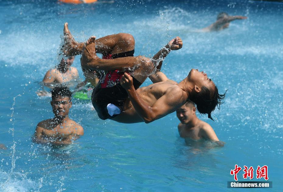 夏至入りで猛暑、プールで涼む市民たち　重慶市