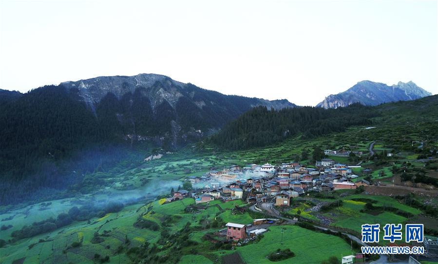 緑に囲まれた山奥にあるチベット族の秘境　甘粛省