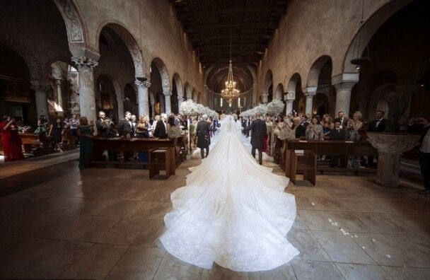 スワロフスキー家令嬢の豪華な結婚式　ウェディングドレスにはクリスタル50万粒