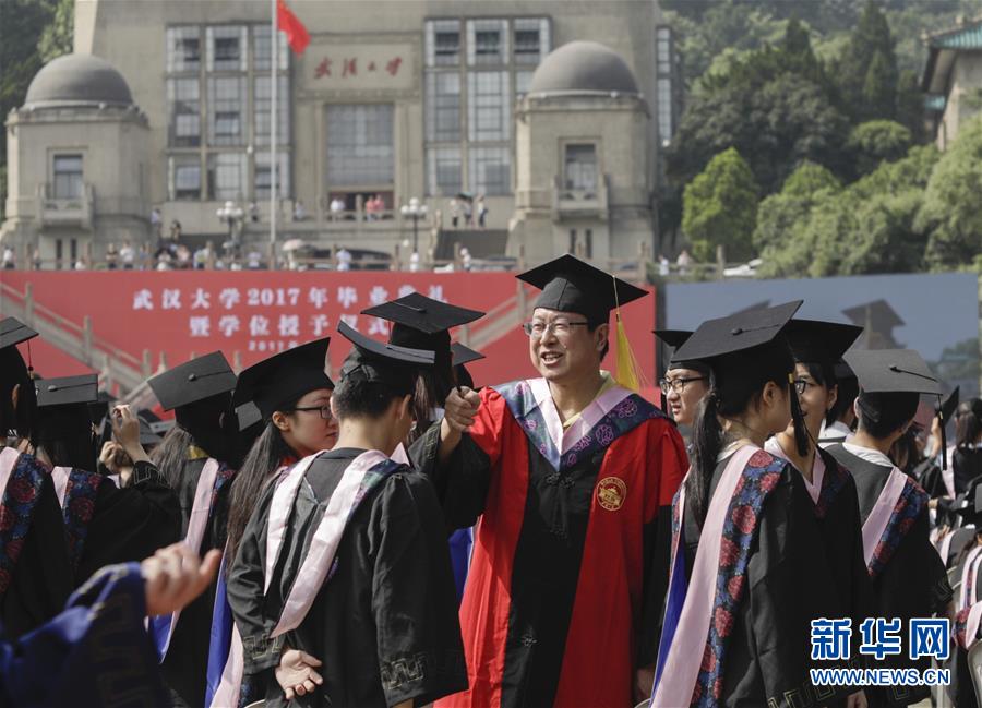 卒業生7千人以上が参加する武漢大学の卒業式　湖北省