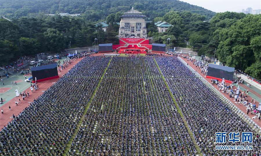卒業生7千人以上が参加する武漢大学の卒業式　湖北省