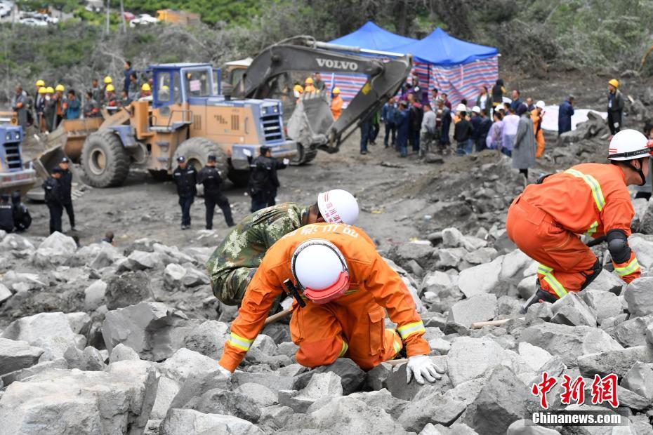 四川山崩れ発生現場で消防隊員とレスキュー犬による救助活動スタート