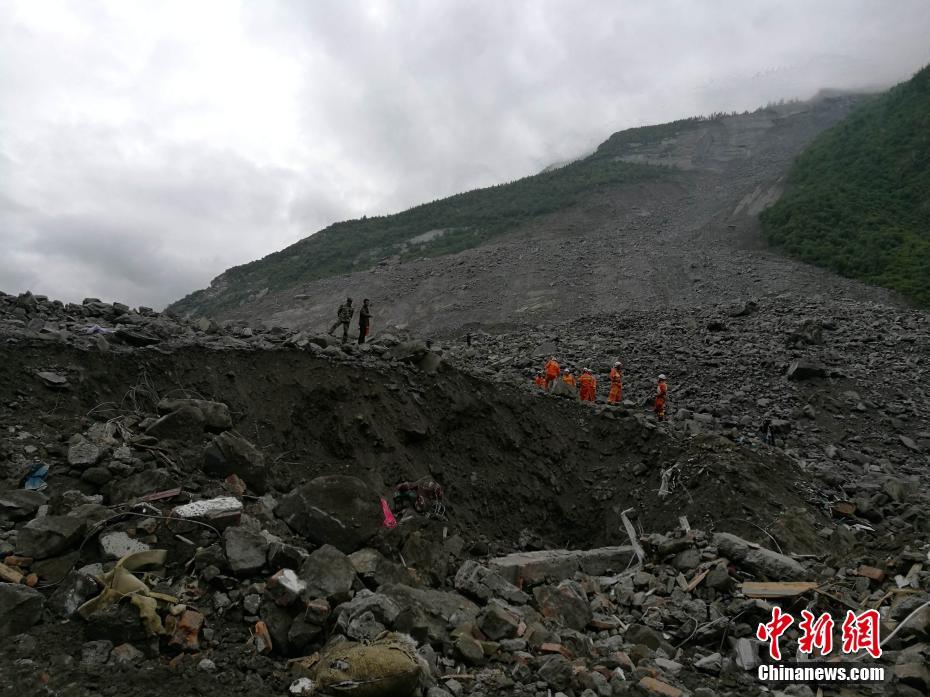 四川山崩れ発生現場で消防隊員とレスキュー犬による救助活動スタート