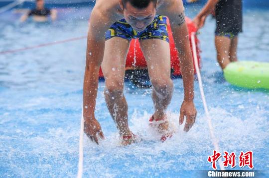 男性も女性も疾走！「水上ハイヒール競争」　重慶市
