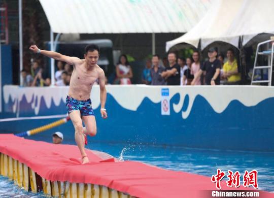 男性も女性も疾走！「水上ハイヒール競争」　重慶市