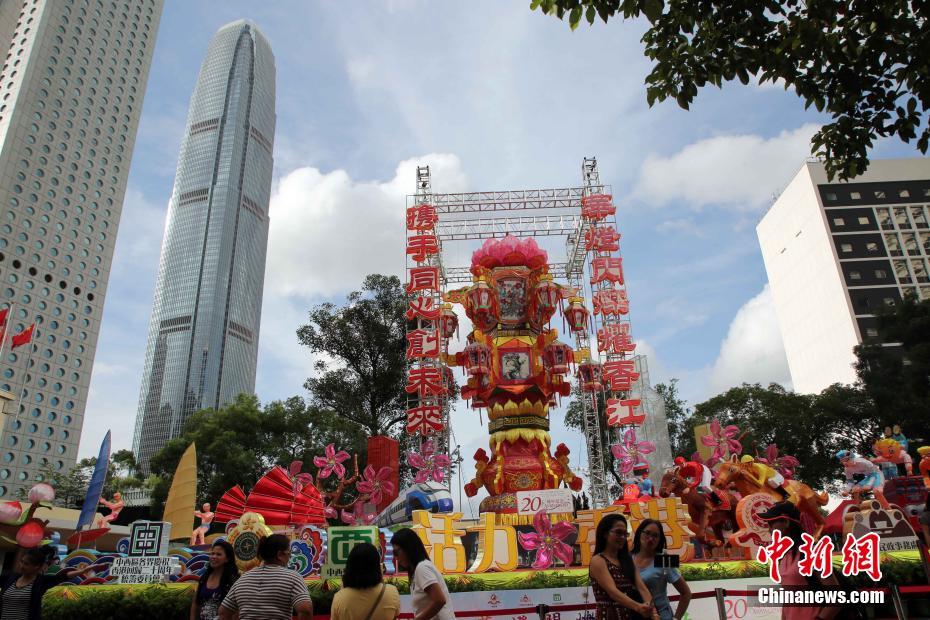 大規模なランタンイベントで祖国復帰20周年を祝う　香港地区
