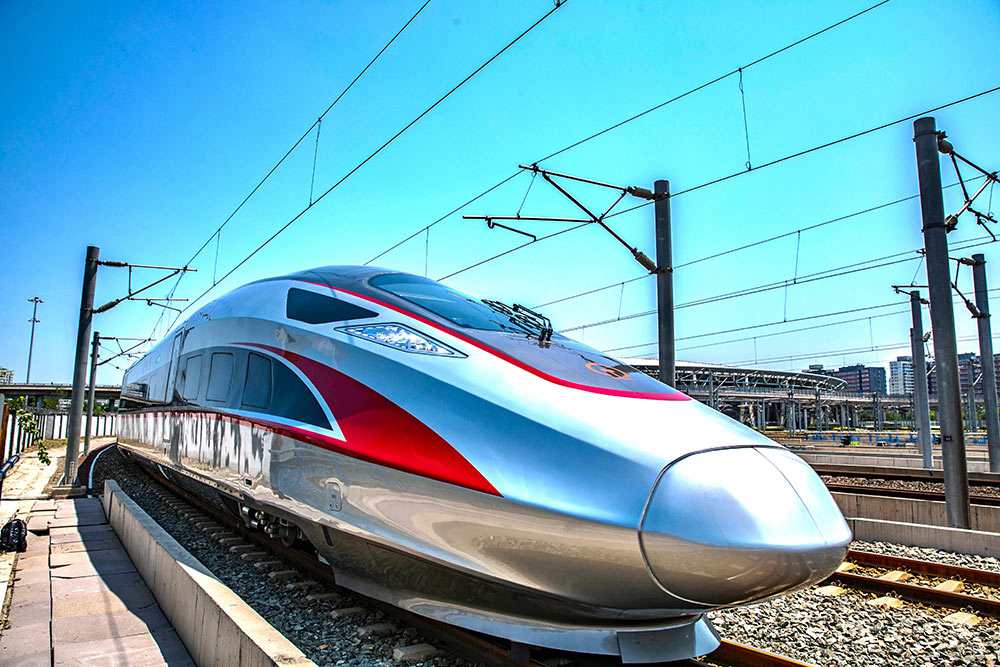中国標準の高速鉄道新型車両の「復興号」　が北京南駅から初運行