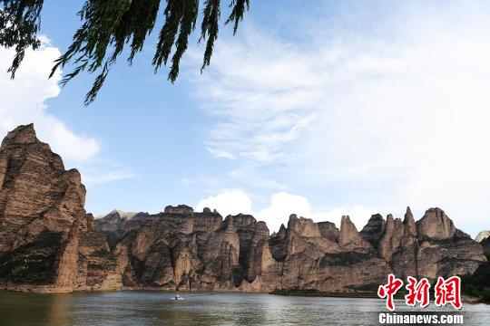 山水画のような美しい景色広がる黄河三峡　甘粛省
