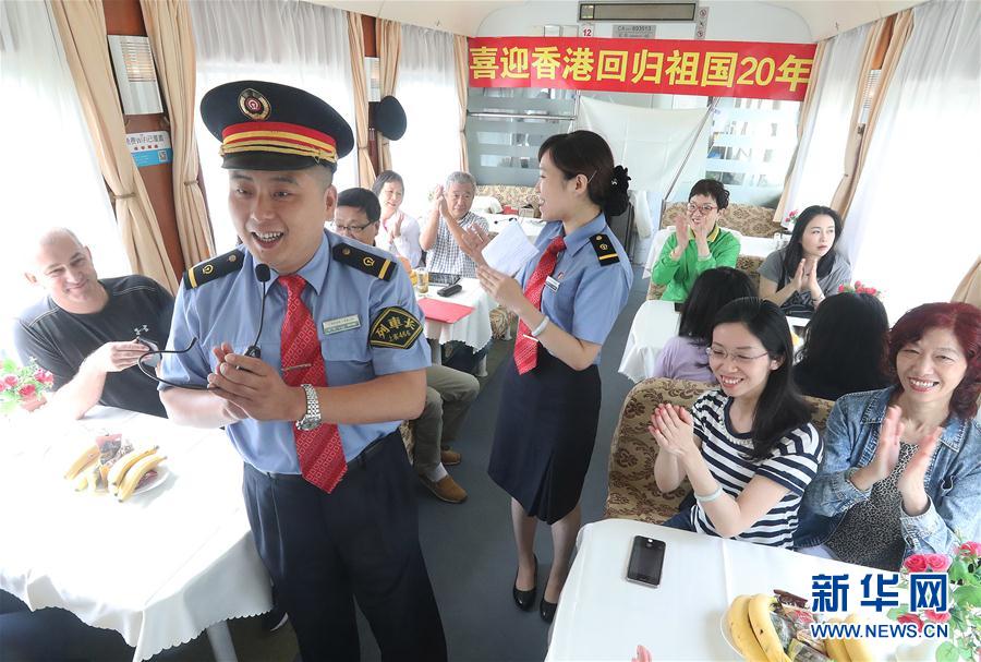 香港祖国復帰20周年　滬港列車で記念イベント