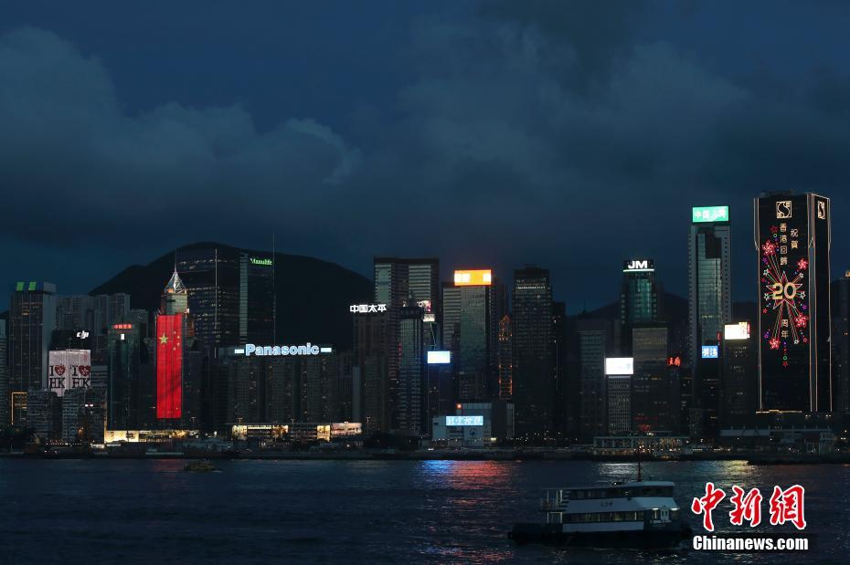 香港祖国復帰イベントまもなく　ネオンで光り輝くビクトリア湾