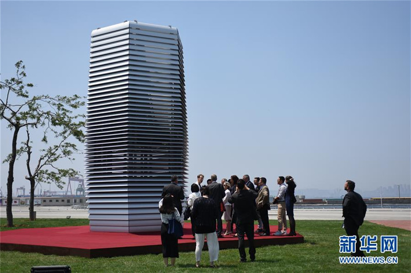 大連国際会議センターの外に展示されている空気清浄タワー。