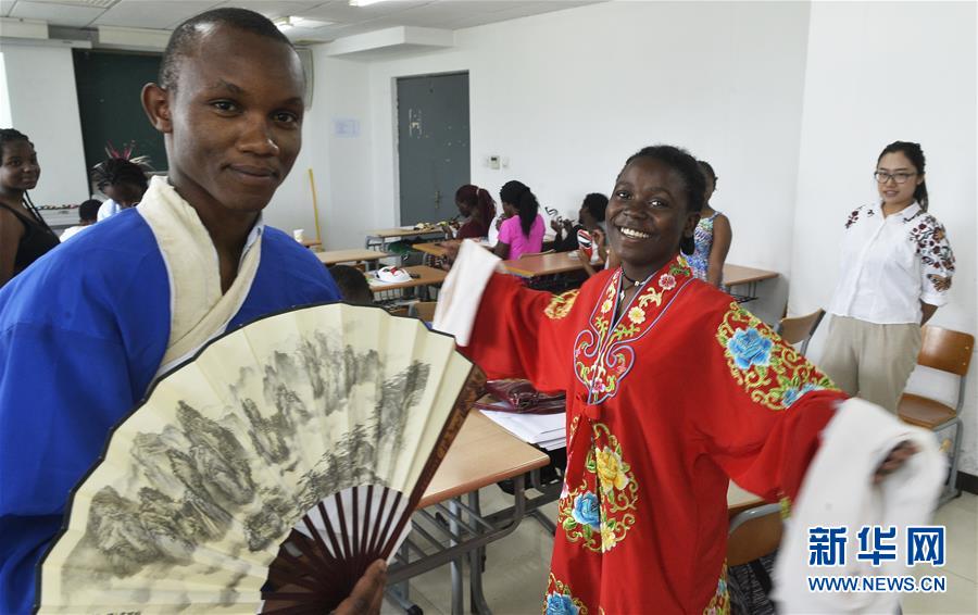 ケニアの大学生たち、中国伝統演劇の京劇を体験　天津市