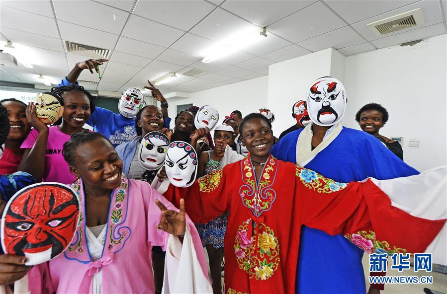 ケニアの大学生たち、中国伝統演劇の京劇を体験　天津市
