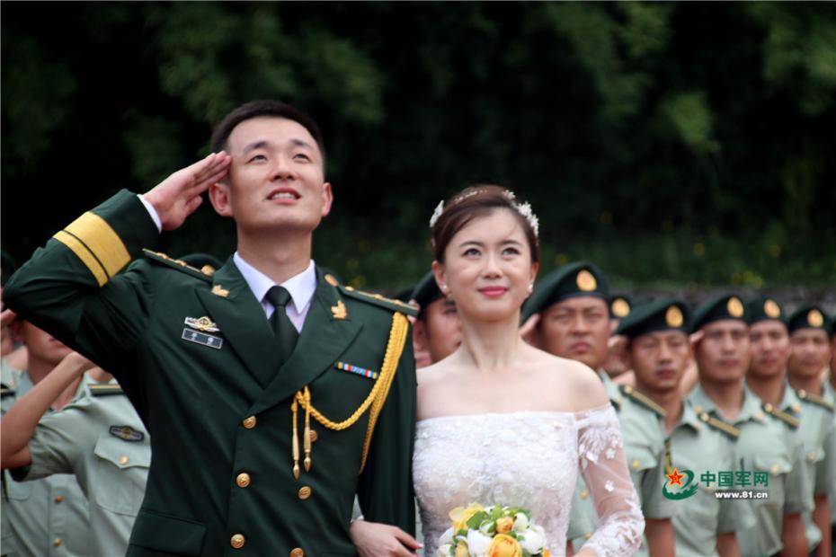 祖国を守るあなたを支える　軍事学校卒業生と花嫁のウエディングフォト