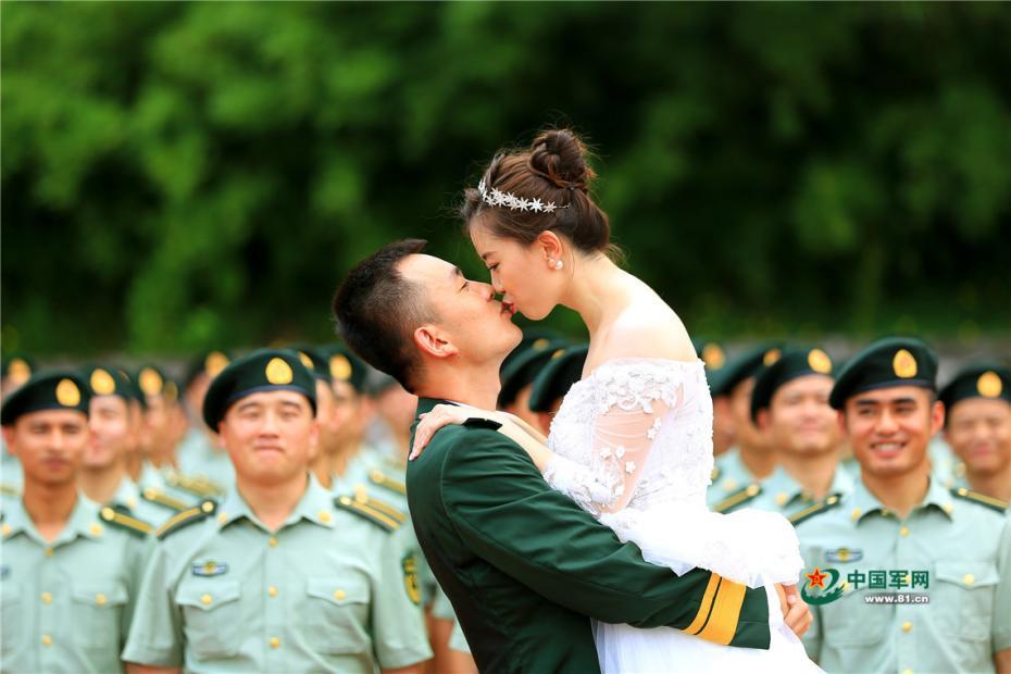 祖国を守るあなたを支える　軍事学校卒業生と花嫁のウエディングフォト