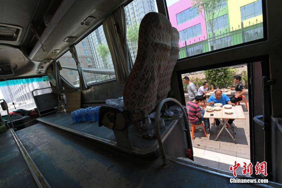 麺料理店に改造された大型バス　出稼ぎ労働者に手頃な価格で料理を提供