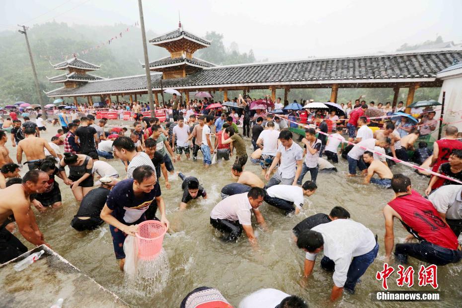 豊作を祈る伝統行事　「魚捕り祭り」開催　広西