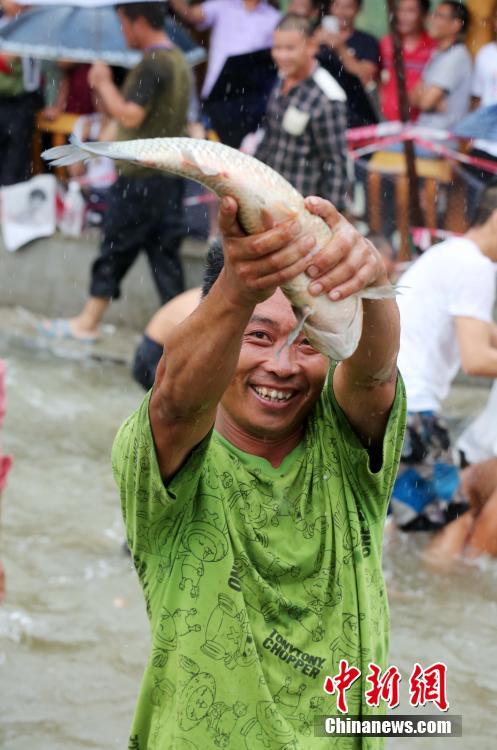 豊作を祈る伝統行事　「魚捕り祭り」開催　広西