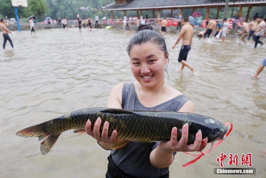 豊作を祈る伝統行事　「魚捕り祭り」開催　広西