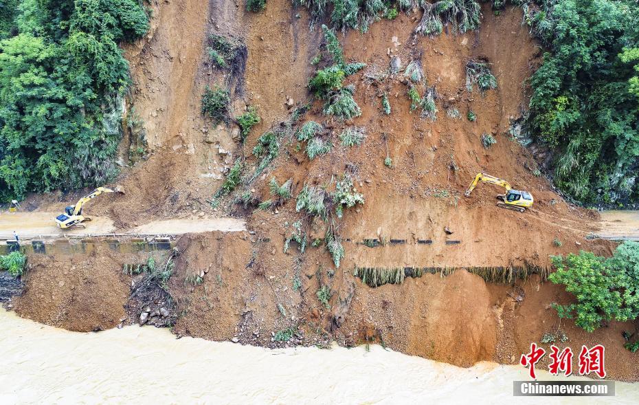 連日の豪雨による山崩れ発生　桂林市