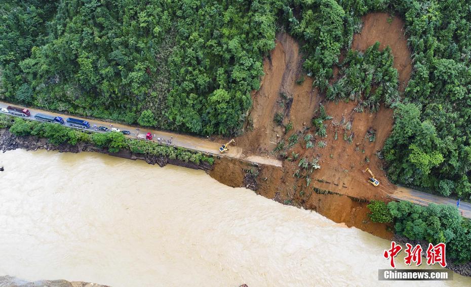 連日の豪雨による山崩れ発生　桂林市