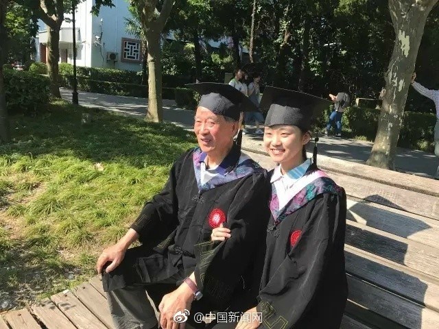 55年の時を越えた2人の卒業生、大学OBの祖父と卒業写真撮影