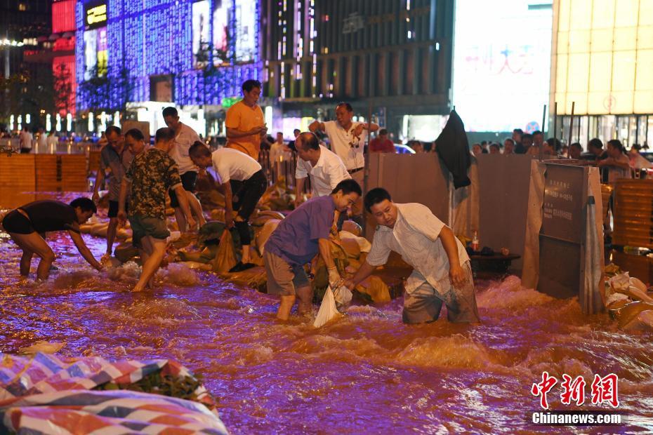 長沙市で洪水警戒1級警報発令　夜通し作業にあたる人々