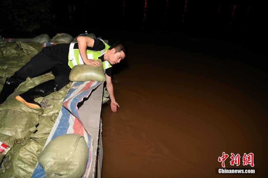 長沙市で洪水警戒1級警報発令　夜通し作業にあたる人々