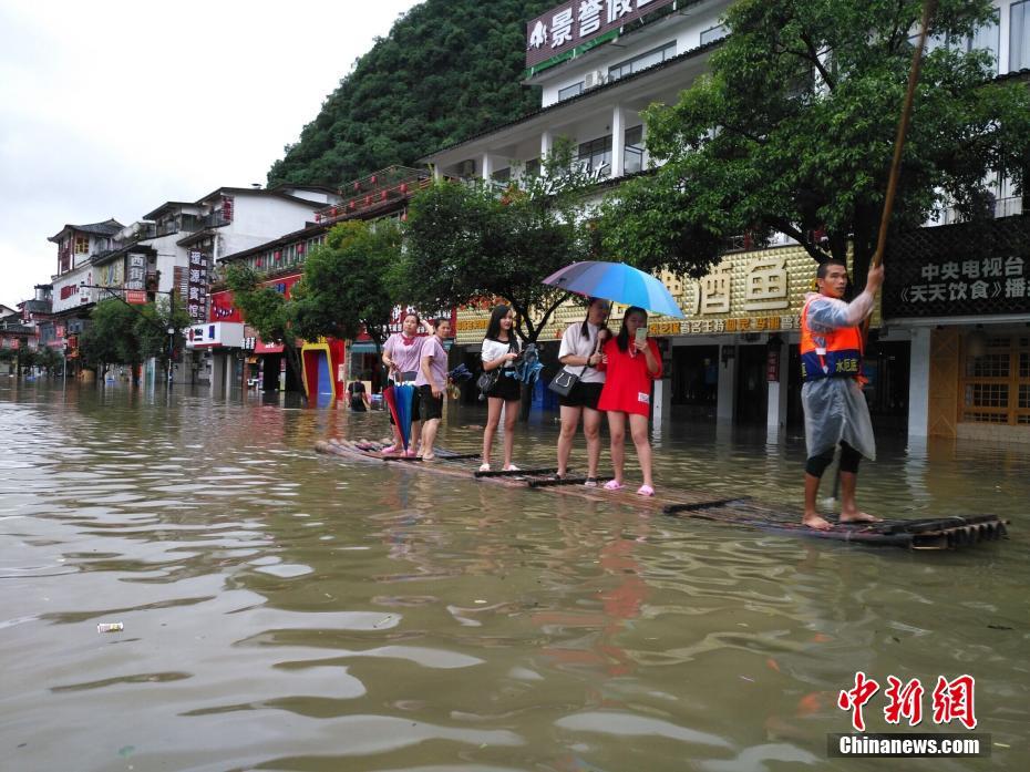 河川の逆流で桂林の大学が冠水　ブルドーザーで学生を救助