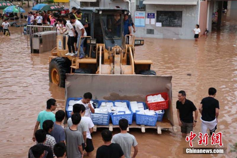 河川の逆流で桂林の大学が冠水　ブルドーザーで学生を救助