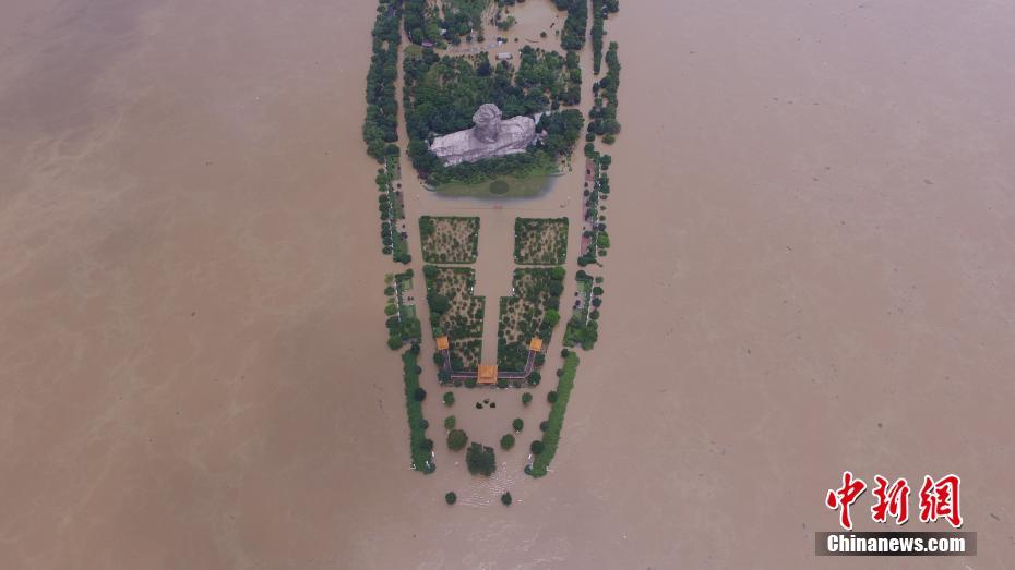 警戒水位を超えた長沙市、湘江の橘子洲景勝地が冠水