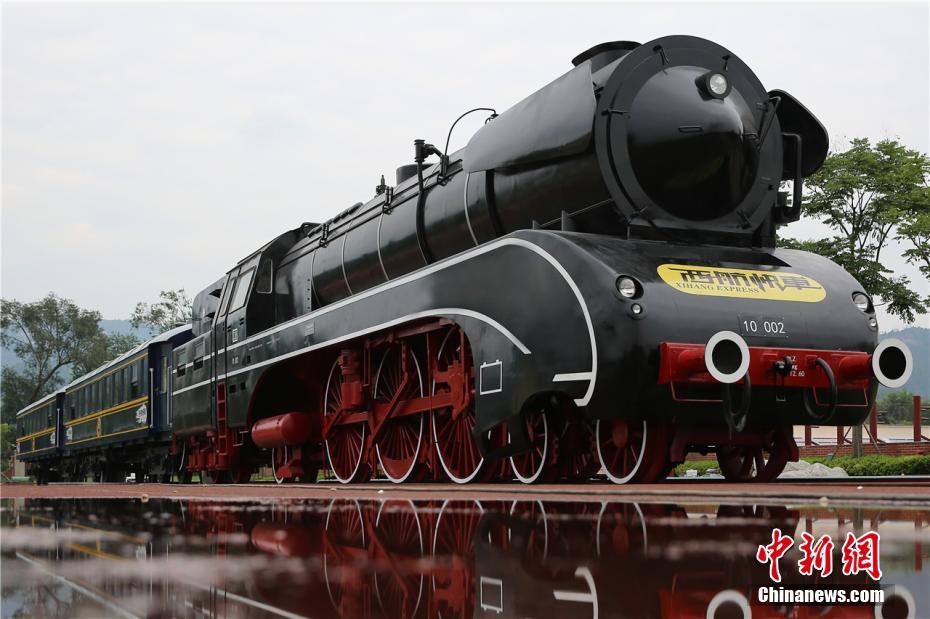 古い蒸気機関車を客室乗務員の実技トレーニングの場に再利用　四川省