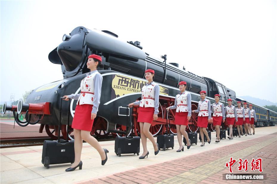 古い蒸気機関車を客室乗務員の実技トレーニングの場に再利用　四川省