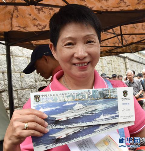 航空母艦「遼寧号」の見学チケットを求めて、雨の中並ぶ香港市民