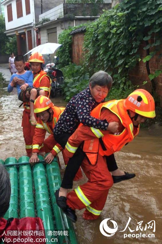 湖南省の豪雨、協力して災害救助にあたる武装警察と消防隊員たち
