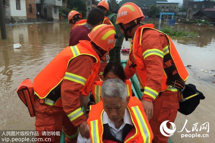 湖南省の豪雨、協力して災害救助にあたる武装警察と消防隊員たち