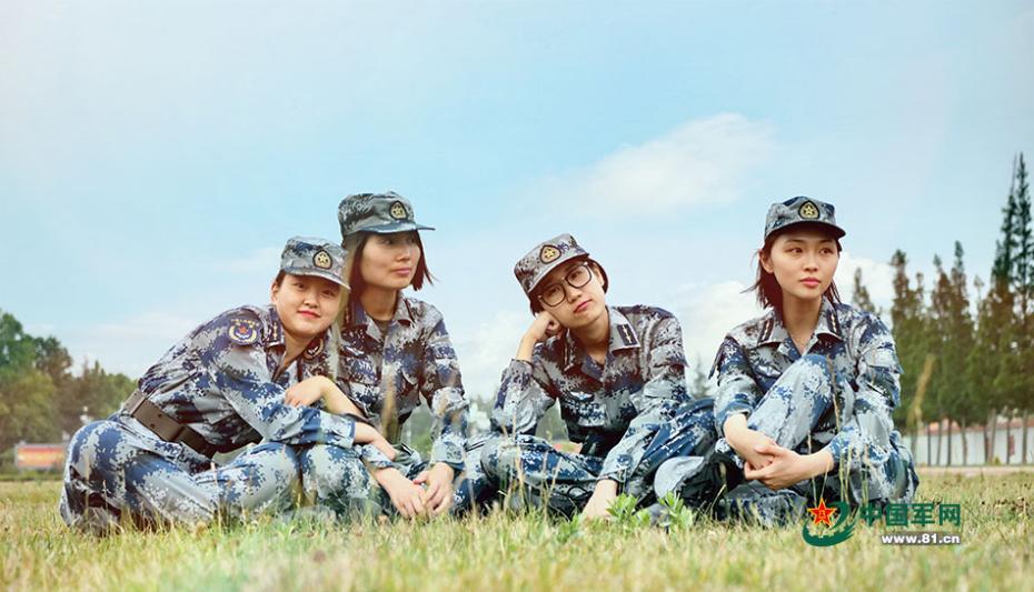 青春を謳歌する爽やかな女性空軍兵士たち