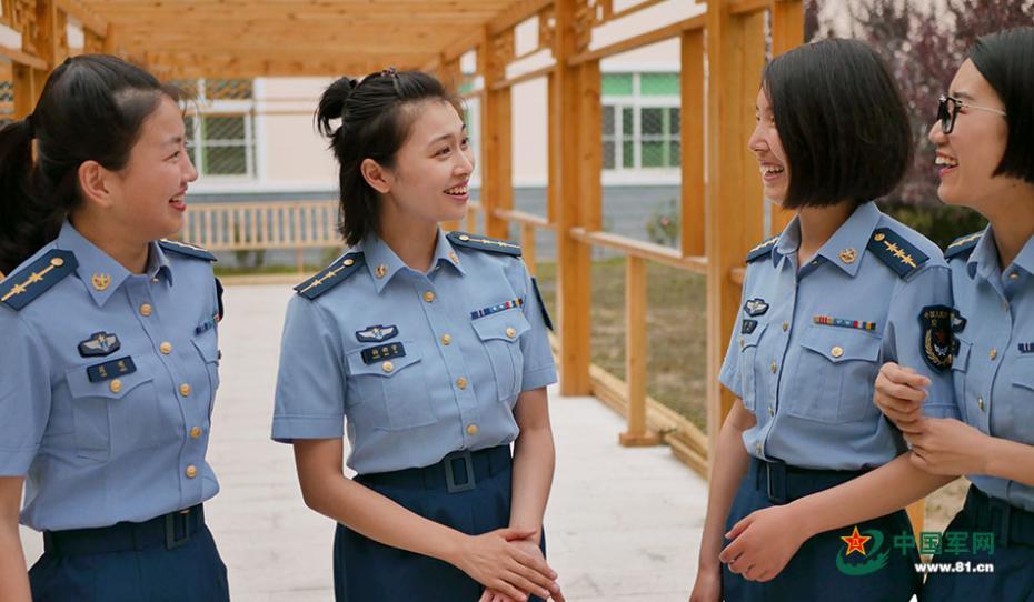 青春を謳歌する爽やかな女性空軍兵士たち