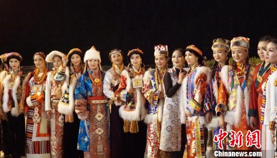 甘粛省の「チベット族ファッションショー」高貴できらびやかな衣装を披露