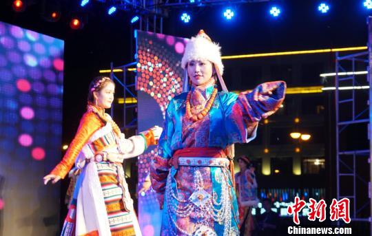 甘粛省の「チベット族ファッションショー」高貴できらびやかな衣装を披露