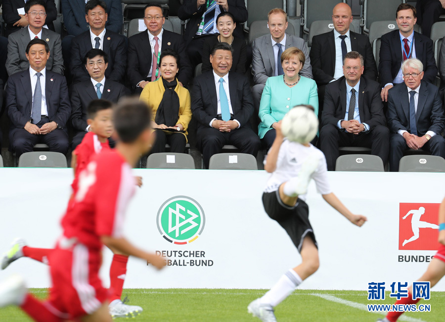 習近平国家主席とメルケル首相が中独青少年サッカー親善試合を観戦