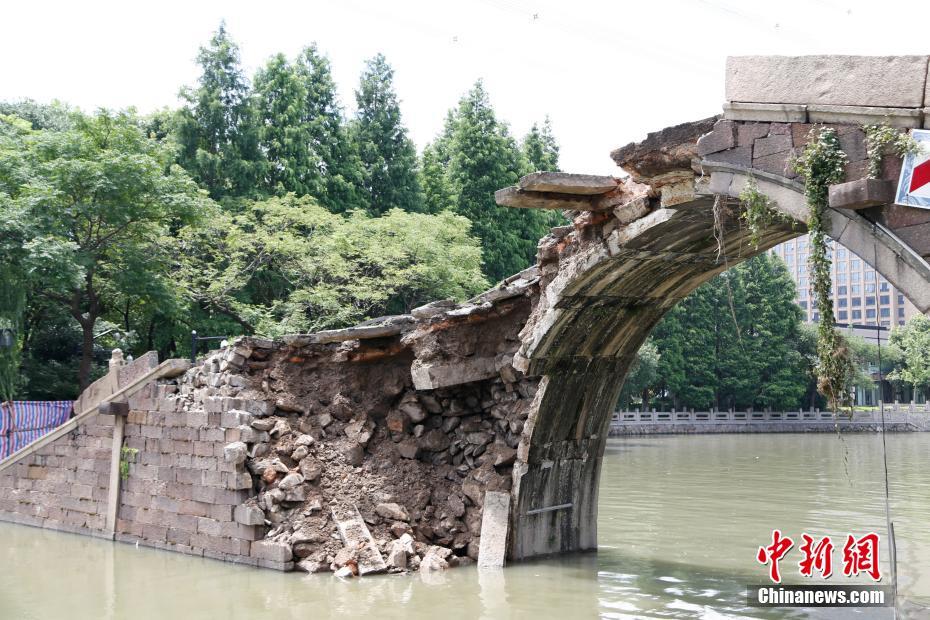 連日の豪雨で歴史ある古い橋が一部倒壊　杭州市