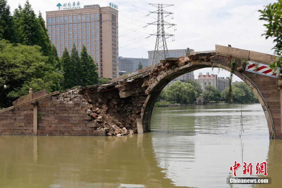 連日の豪雨で歴史ある古い橋が一部倒壊　杭州市