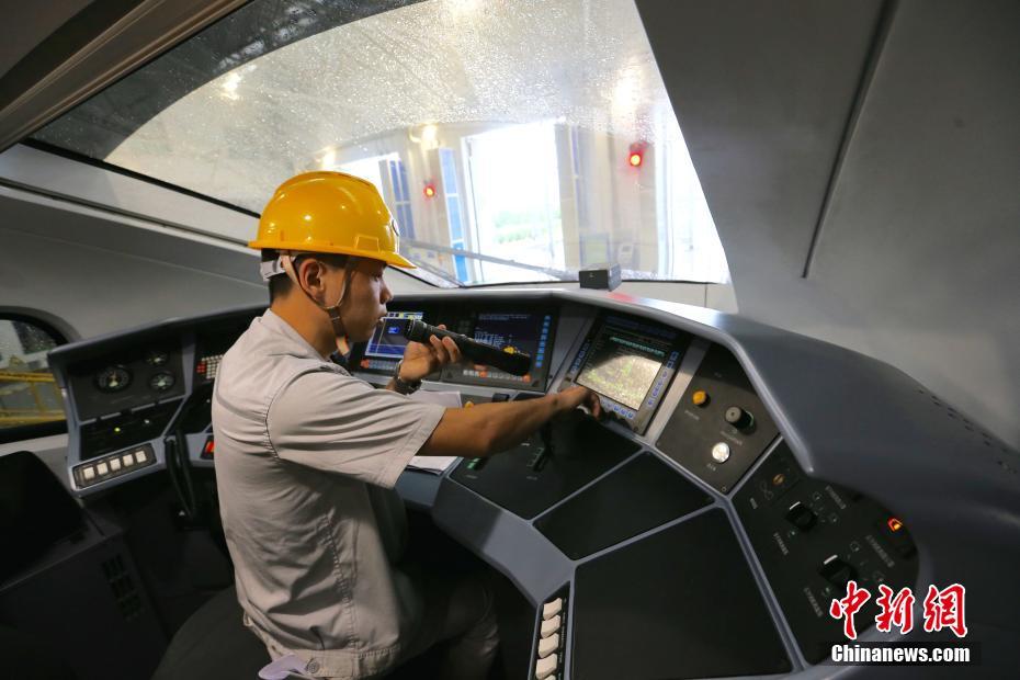 高原・寒冷地仕様で風沙環境で運行可能なCRH5G型高速鉄道が西安でお目見え