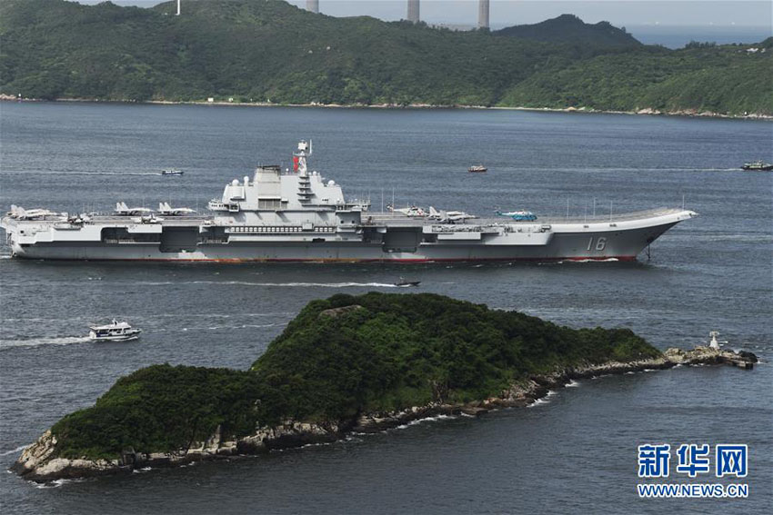 航空母艦「遼寧号」が香港に到着