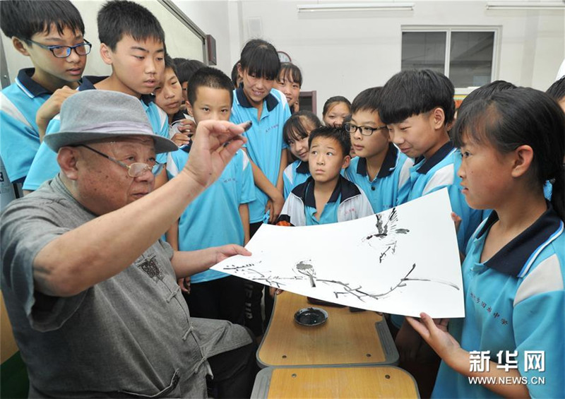 指先で描く芸術　指墨画の伝承を続ける70代の中国人男性