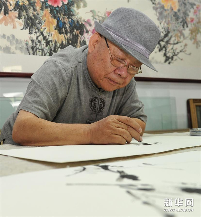 指先で描く芸術　指墨画の伝承を続ける70代の中国人男性