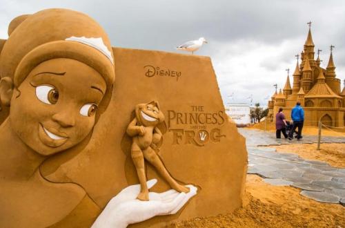 ベルギー「砂の彫刻祭」　芸術家による金色の「ディズニー・ワールド」