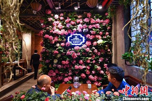 芳しい花の香りと食事を楽しめる花3000鉢が飾られたレストラン　雲南省