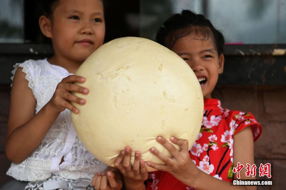 人の顔より大きい、約1.5キロの巨大饅頭が話題に　重慶市